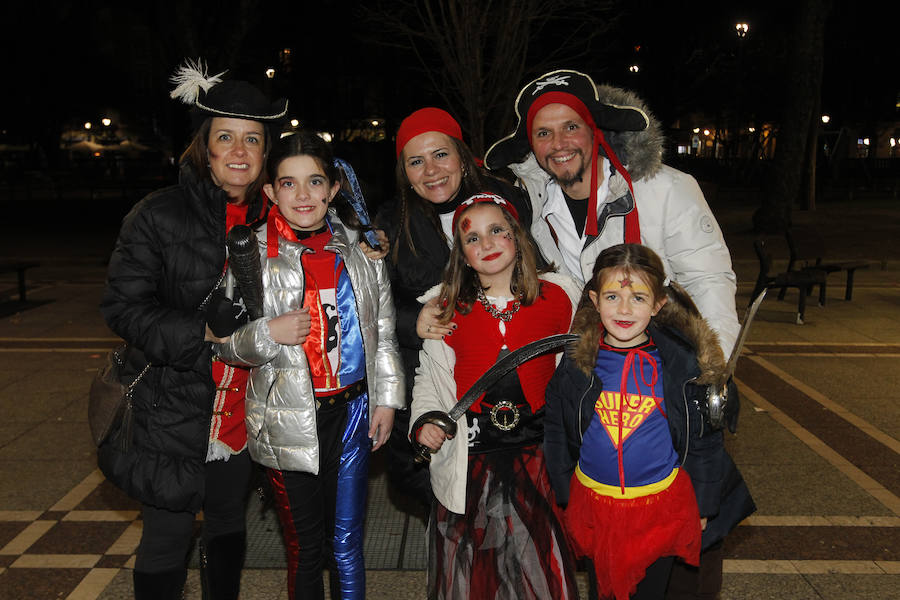 Cientos de gijoneses y visitantes disfrutaron de una fría noche de carnaval