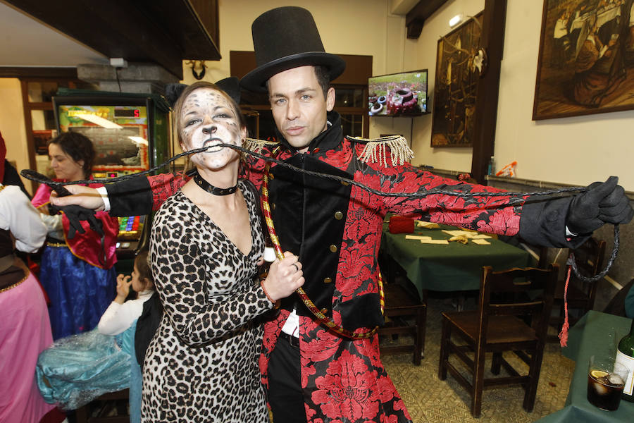 Cientos de gijoneses y visitantes disfrutaron de una fría noche de carnaval