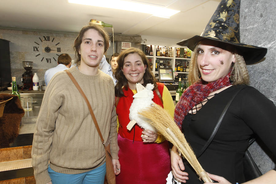 Cientos de gijoneses y visitantes disfrutaron de una fría noche de carnaval