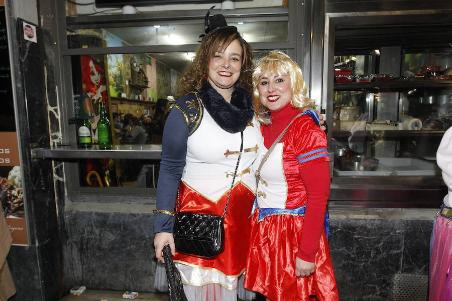 Cientos de gijoneses y visitantes disfrutaron de una fría noche de carnaval