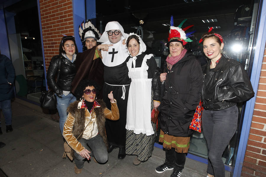 Cientos de gijoneses y visitantes disfrutaron de una fría noche de carnaval