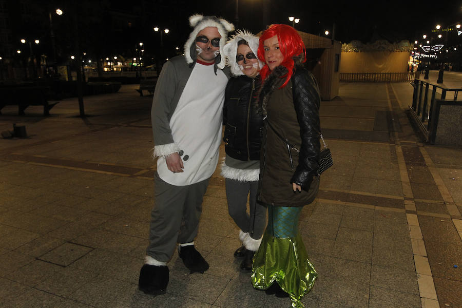 Cientos de gijoneses y visitantes disfrutaron de una fría noche de carnaval