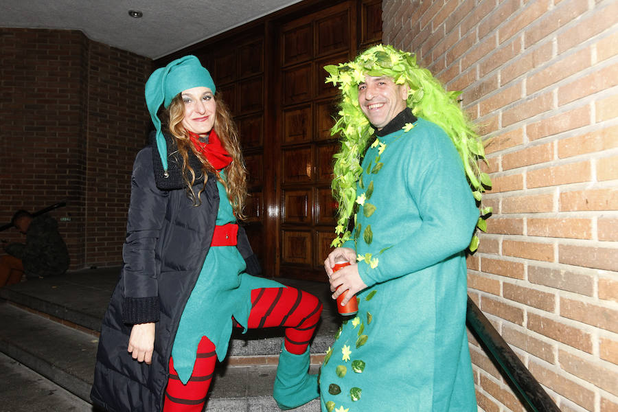 Cientos de gijoneses y visitantes disfrutaron de una fría noche de carnaval