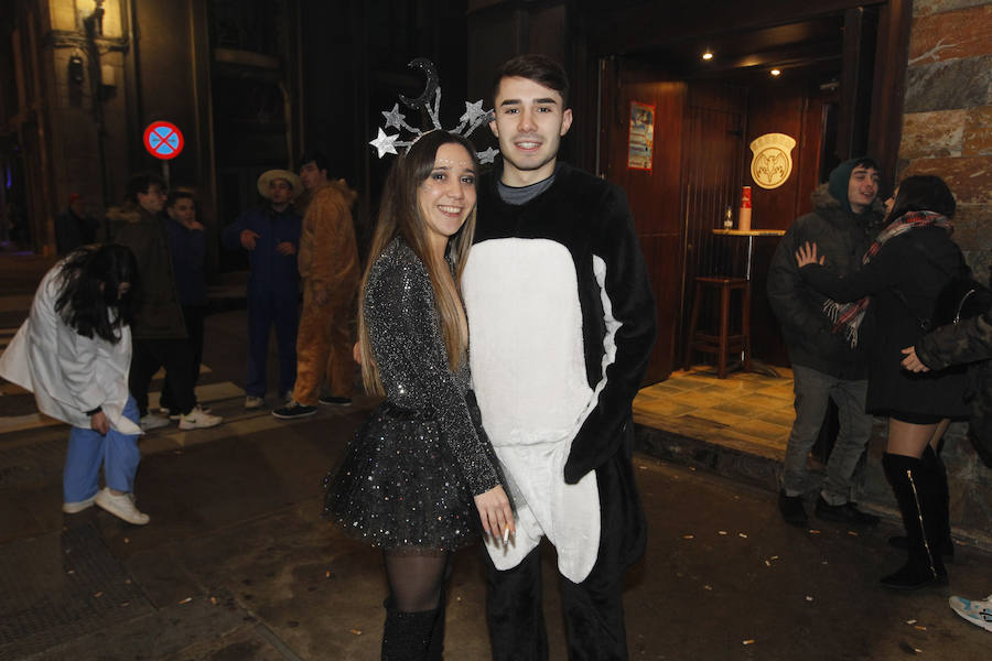 Cientos de gijoneses y visitantes disfrutaron de una fría noche de carnaval