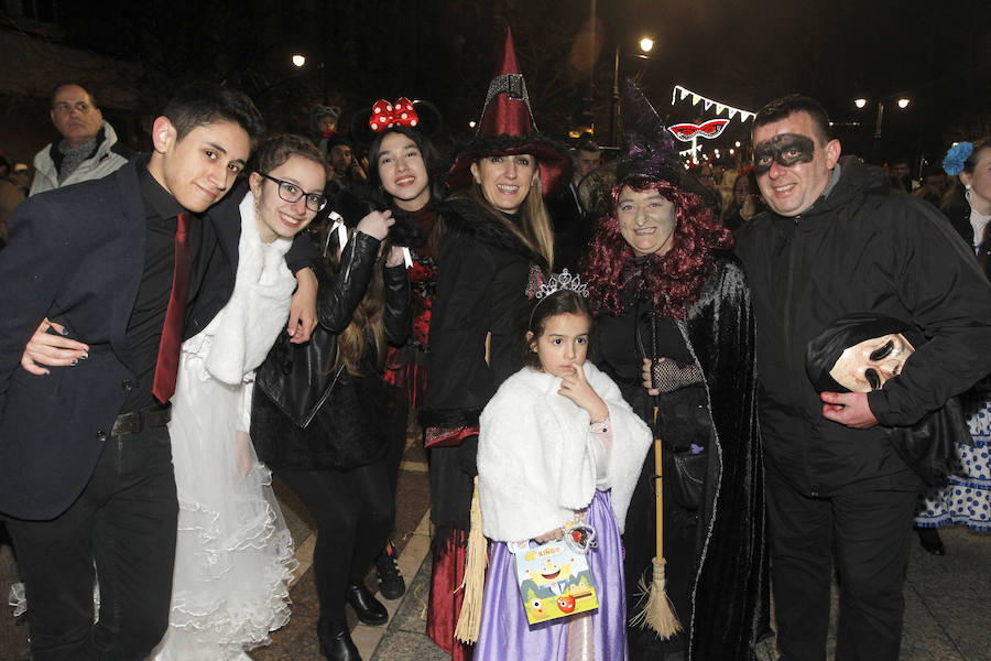 Cientos de gijoneses y visitantes disfrutaron de una fría noche de carnaval