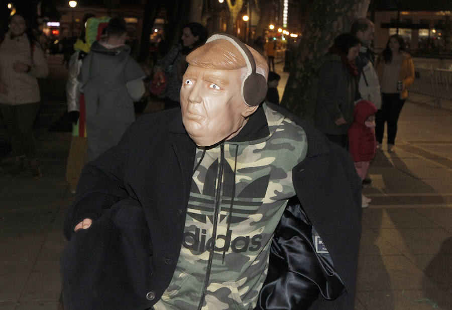 Cientos de gijoneses y visitantes disfrutaron de una fría noche de carnaval