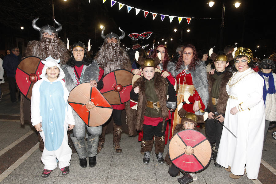 Cientos de gijoneses y visitantes disfrutaron de una fría noche de carnaval