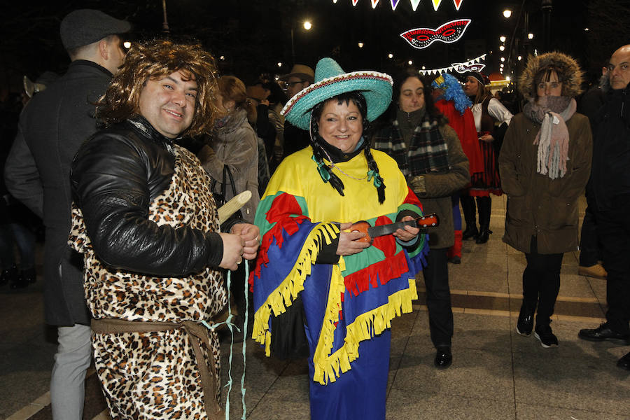 Cientos de gijoneses y visitantes disfrutaron de una fría noche de carnaval