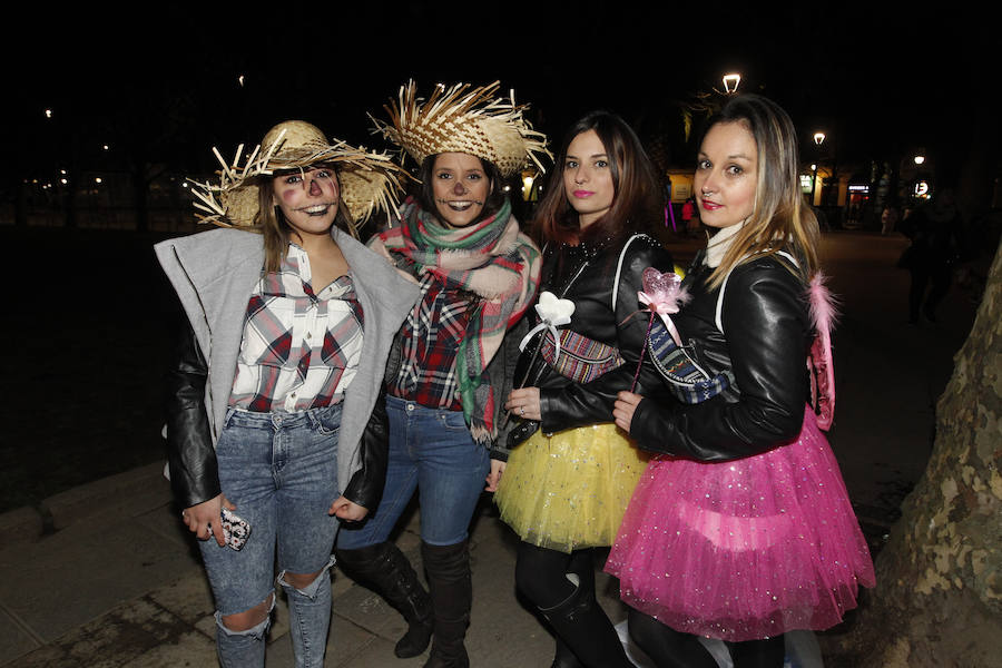 Cientos de gijoneses y visitantes disfrutaron de una fría noche de carnaval