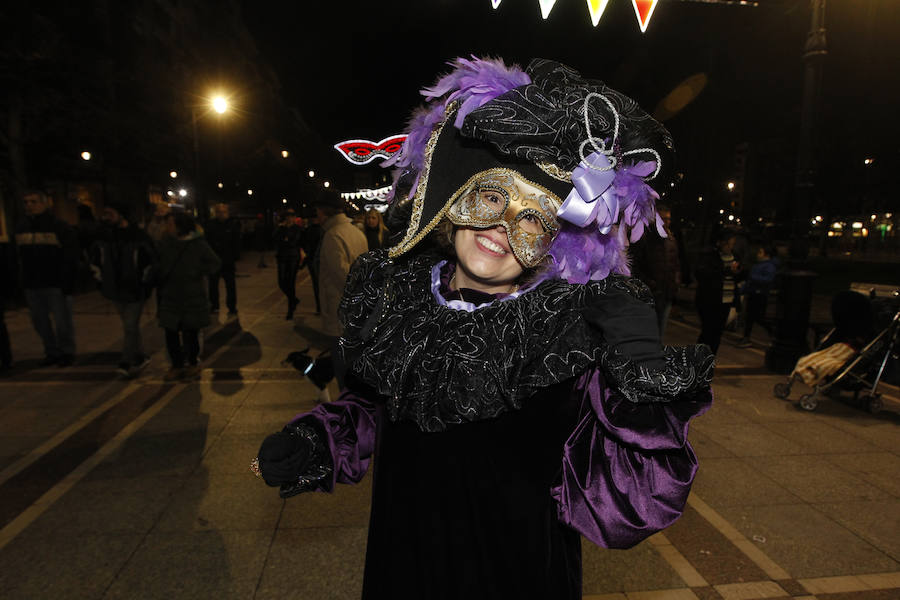 Cientos de gijoneses y visitantes disfrutaron de una fría noche de carnaval