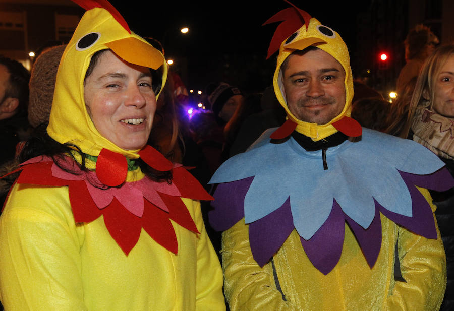 Cientos de gijoneses y visitantes disfrutaron de una fría noche de carnaval