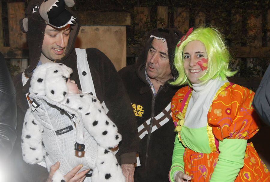 Cientos de gijoneses y visitantes disfrutaron de una fría noche de carnaval