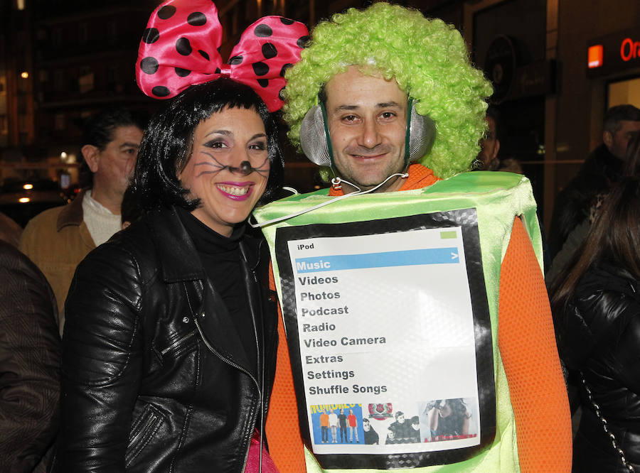 Cientos de gijoneses y visitantes disfrutaron de una fría noche de carnaval