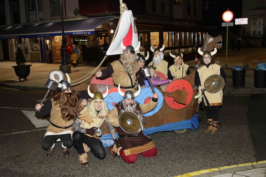 Los disfraces de Juego de Tronos, la exitosa serie de la HBO, fueron protagonistas en el desfile riosellano