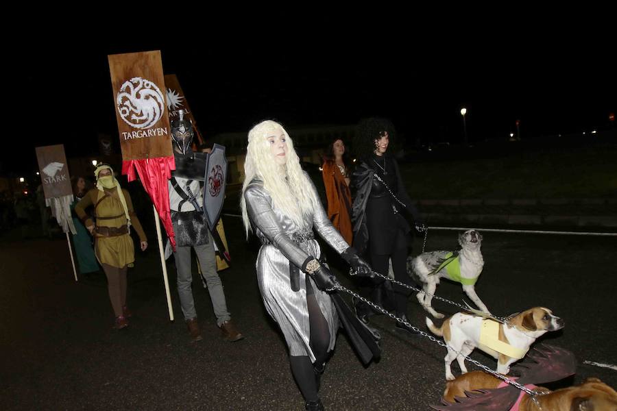 Los disfraces de Juego de Tronos, la exitosa serie de la HBO, fueron protagonistas en el desfile riosellano