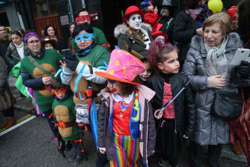 Los vecinos del concejo eligieron el séptimo arte para como inspiración de unos disfraces que lucieron pese a la lluvia