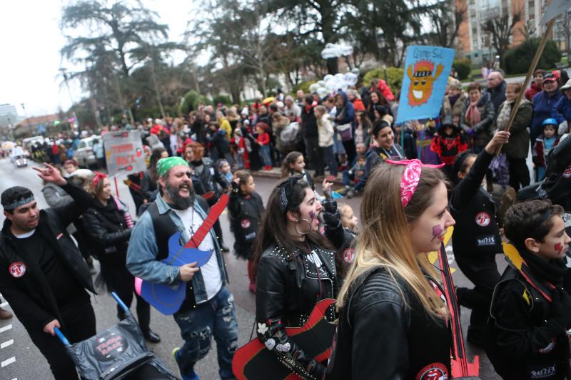 Los vecinos del concejo eligieron el séptimo arte para como inspiración de unos disfraces que lucieron pese a la lluvia