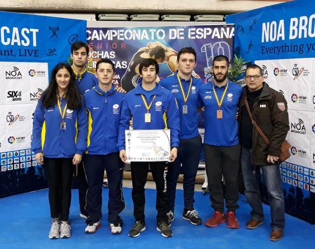 Los asturianos, con Javier Iglesias, presidente de la Territorial, a la derecha, posan con las medallas logradas. 