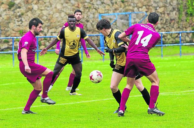 Fran Rey despeja un balón en el Llaranes-Muros. 