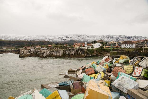 Nieve a las puertas del mar en Llanes
