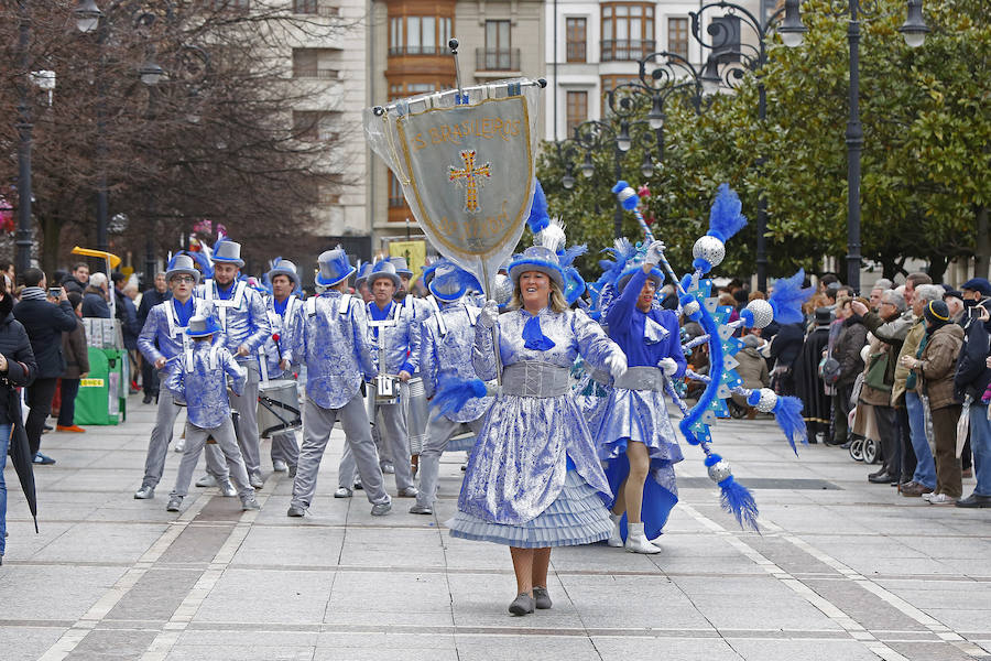 Las charangas gijonesas no perdieron la gracia ni aún bajo la lluvia. Begoña se convirtió en su pasarela camino al escenario que encumbraría este martes a Los Restallones como reyes del Carnaval de Gijón 2018