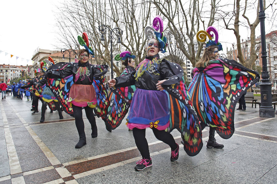 Las charangas gijonesas no perdieron la gracia ni aún bajo la lluvia. Begoña se convirtió en su pasarela camino al escenario que encumbraría este martes a Los Restallones como reyes del Carnaval de Gijón 2018