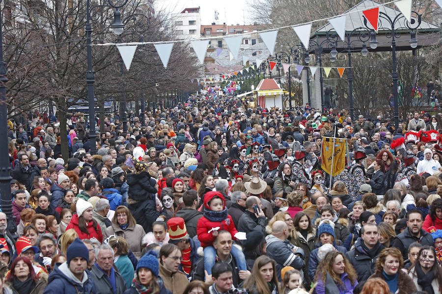 Las charangas gijonesas no perdieron la gracia ni aún bajo la lluvia. Begoña se convirtió en su pasarela camino al escenario que encumbraría este martes a Los Restallones como reyes del Carnaval de Gijón 2018