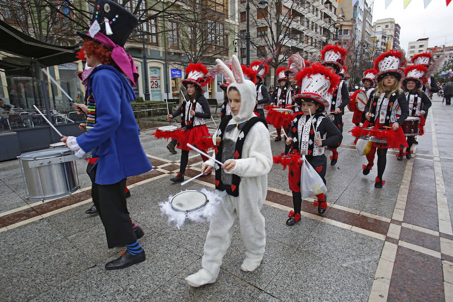 Las charangas gijonesas no perdieron la gracia ni aún bajo la lluvia. Begoña se convirtió en su pasarela camino al escenario que encumbraría este martes a Los Restallones como reyes del Carnaval de Gijón 2018