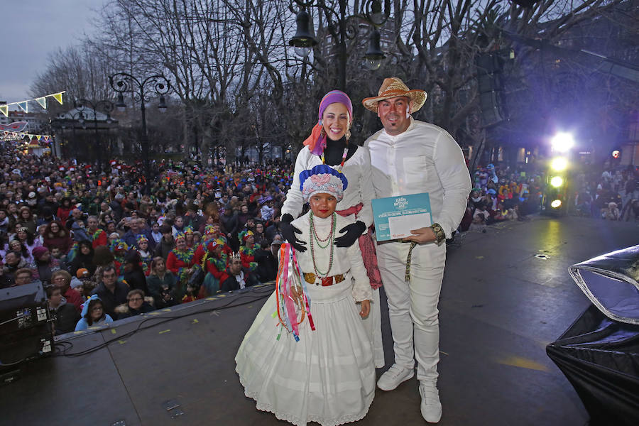 Las charangas gijonesas no perdieron la gracia ni aún bajo la lluvia. Begoña se convirtió en su pasarela camino al escenario que encumbraría este martes a Los Restallones como reyes del Carnaval de Gijón 2018