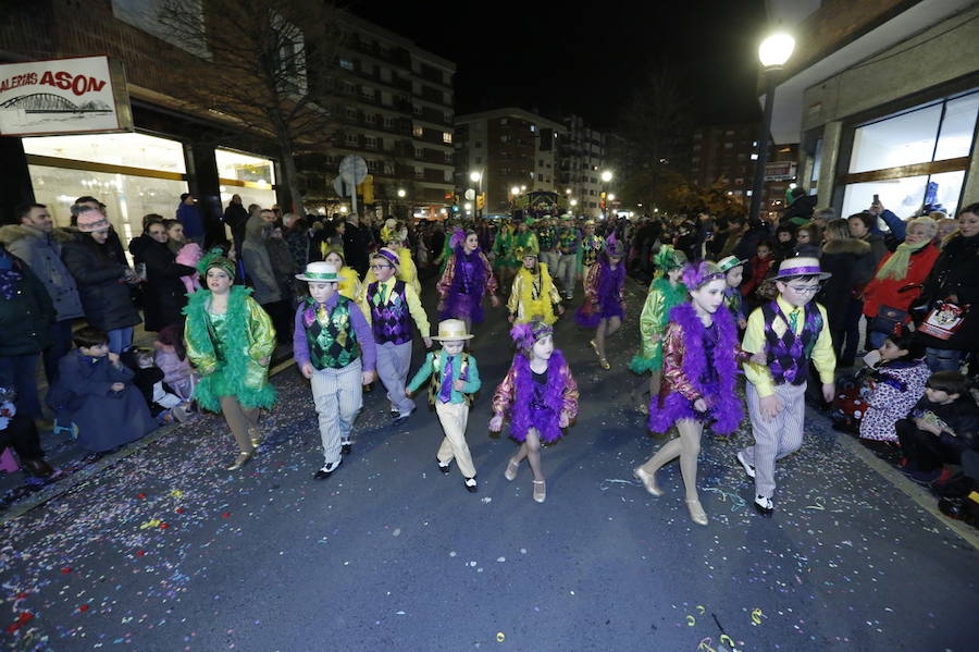 Las charangas hicieron las delicias de los cientos de gijoneses que desafiaron al frío para presenciar el principal desfile del Día de Carnaval