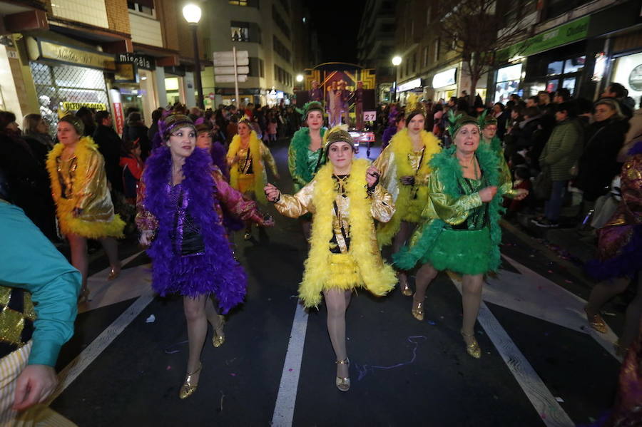 Las charangas hicieron las delicias de los cientos de gijoneses que desafiaron al frío para presenciar el principal desfile del Día de Carnaval