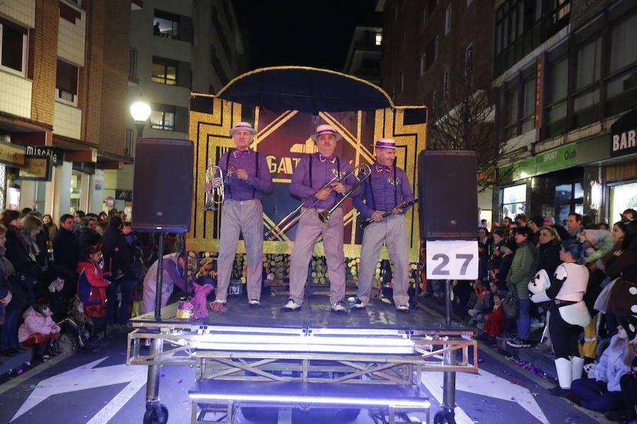 Las charangas hicieron las delicias de los cientos de gijoneses que desafiaron al frío para presenciar el principal desfile del Día de Carnaval