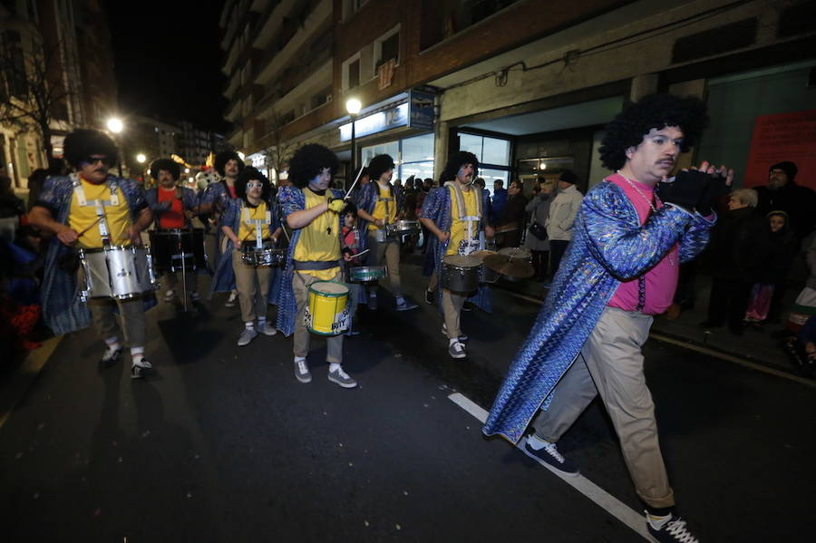 Las charangas hicieron las delicias de los cientos de gijoneses que desafiaron al frío para presenciar el principal desfile del Día de Carnaval