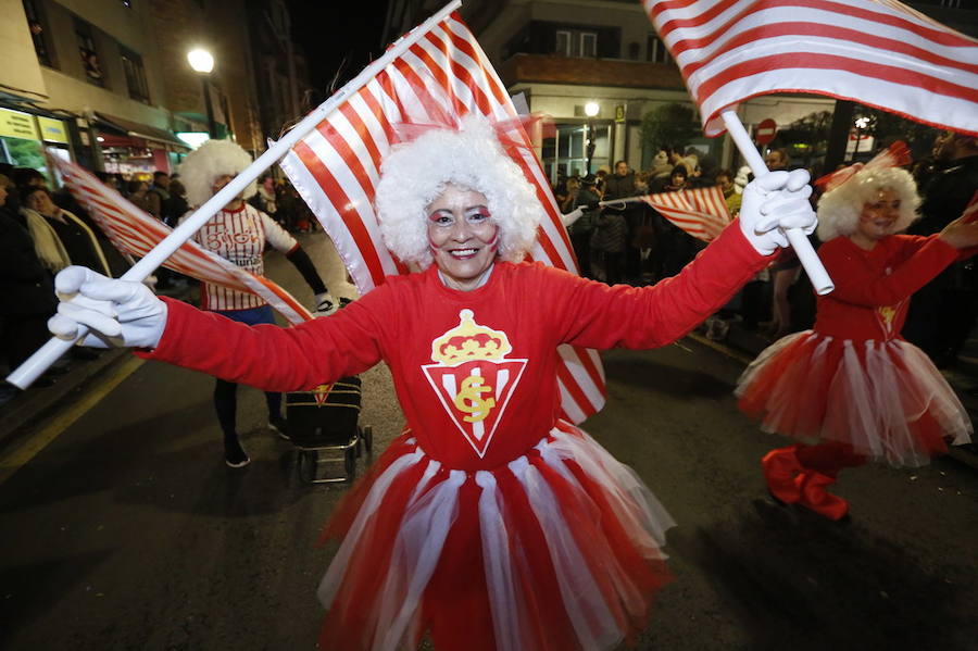 Las charangas hicieron las delicias de los cientos de gijoneses que desafiaron al frío para presenciar el principal desfile del Día de Carnaval