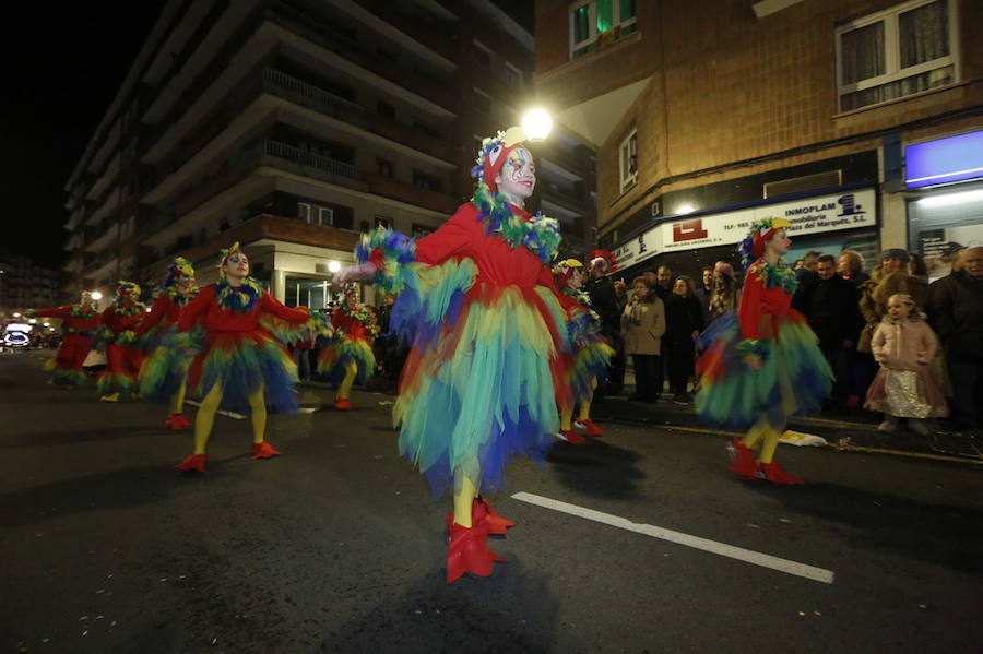 Las charangas hicieron las delicias de los cientos de gijoneses que desafiaron al frío para presenciar el principal desfile del Día de Carnaval