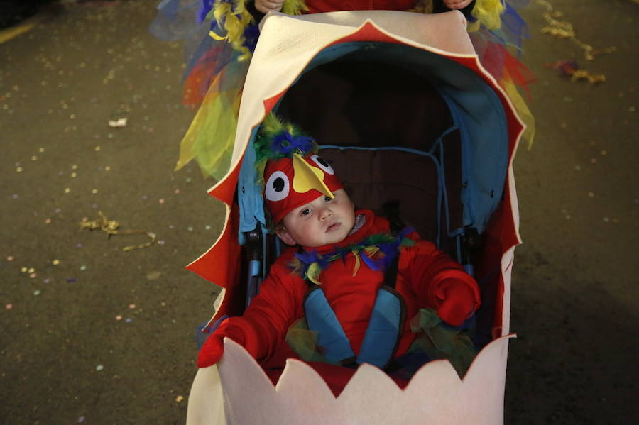 Las charangas hicieron las delicias de los cientos de gijoneses que desafiaron al frío para presenciar el principal desfile del Día de Carnaval