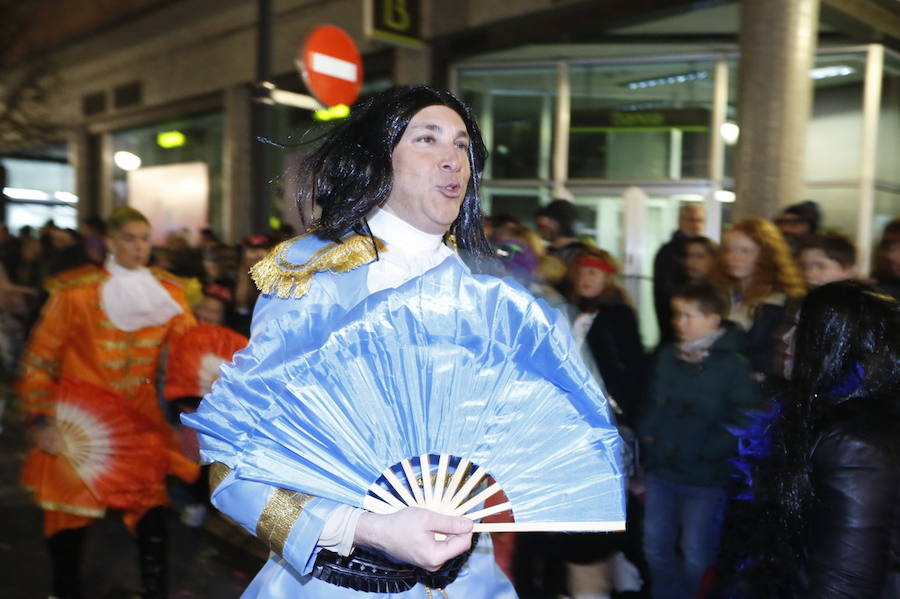 Las charangas hicieron las delicias de los cientos de gijoneses que desafiaron al frío para presenciar el principal desfile del Día de Carnaval