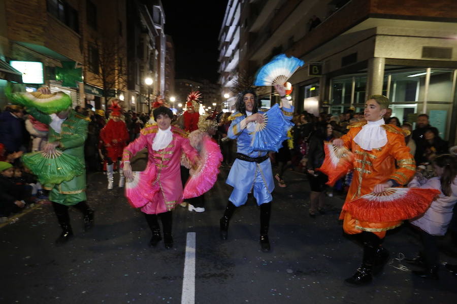 Las charangas hicieron las delicias de los cientos de gijoneses que desafiaron al frío para presenciar el principal desfile del Día de Carnaval