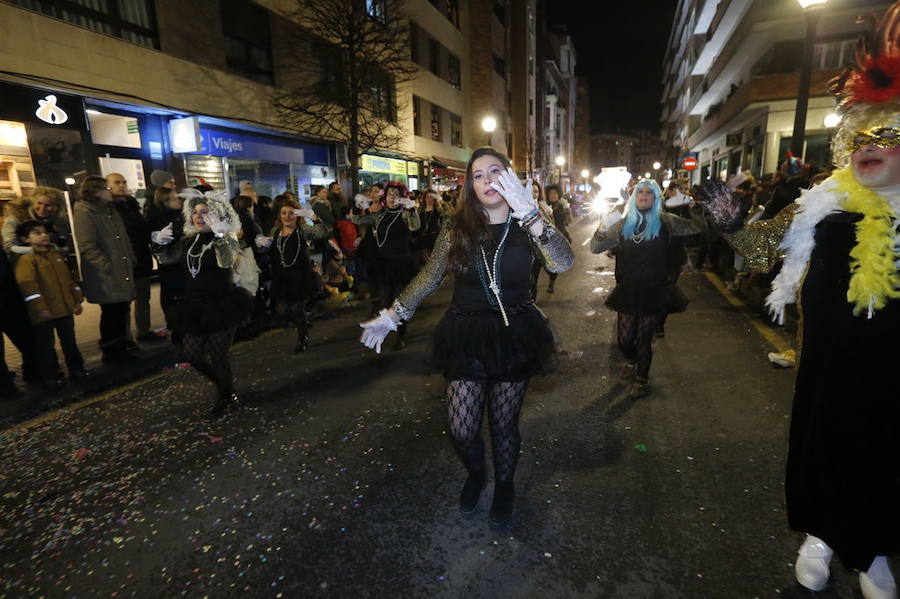 Las charangas hicieron las delicias de los cientos de gijoneses que desafiaron al frío para presenciar el principal desfile del Día de Carnaval