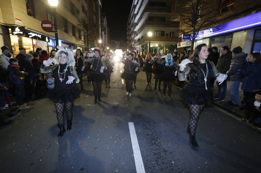 Las charangas hicieron las delicias de los cientos de gijoneses que desafiaron al frío para presenciar el principal desfile del Día de Carnaval