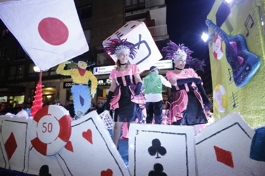 Las charangas hicieron las delicias de los cientos de gijoneses que desafiaron al frío para presenciar el principal desfile del Día de Carnaval