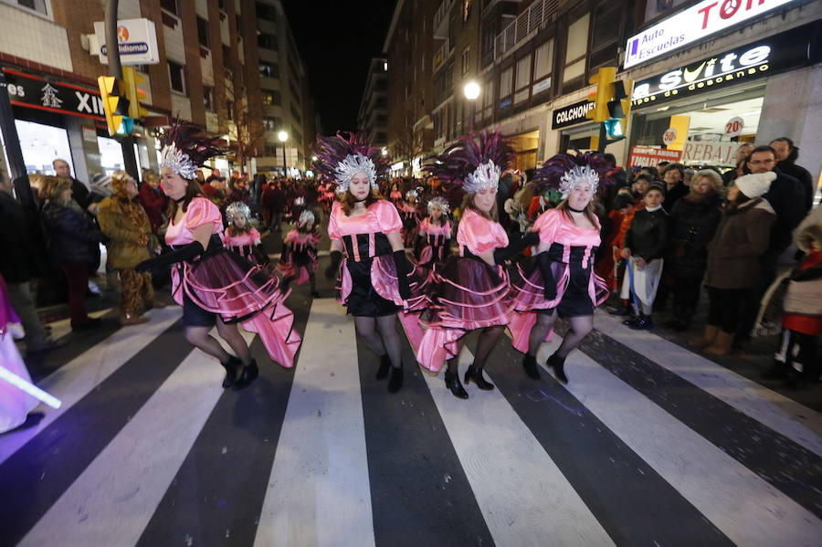 Las charangas hicieron las delicias de los cientos de gijoneses que desafiaron al frío para presenciar el principal desfile del Día de Carnaval