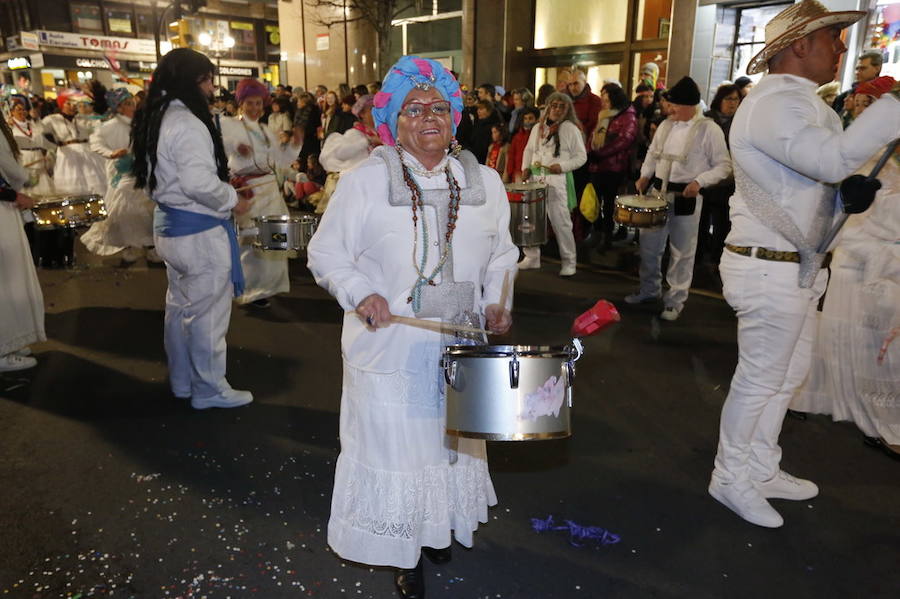 Las charangas hicieron las delicias de los cientos de gijoneses que desafiaron al frío para presenciar el principal desfile del Día de Carnaval