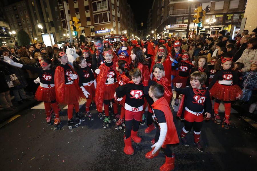 Las charangas hicieron las delicias de los cientos de gijoneses que desafiaron al frío para presenciar el principal desfile del Día de Carnaval
