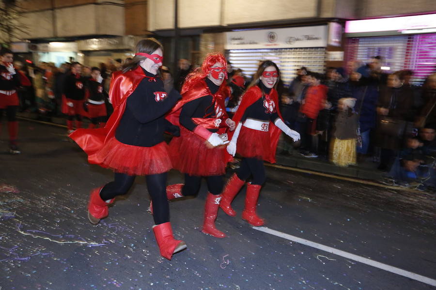 Las charangas hicieron las delicias de los cientos de gijoneses que desafiaron al frío para presenciar el principal desfile del Día de Carnaval