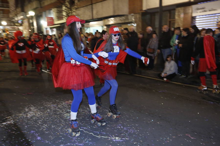 Las charangas hicieron las delicias de los cientos de gijoneses que desafiaron al frío para presenciar el principal desfile del Día de Carnaval