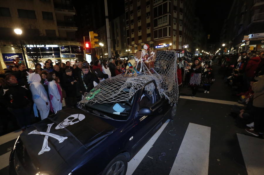 Las charangas hicieron las delicias de los cientos de gijoneses que desafiaron al frío para presenciar el principal desfile del Día de Carnaval