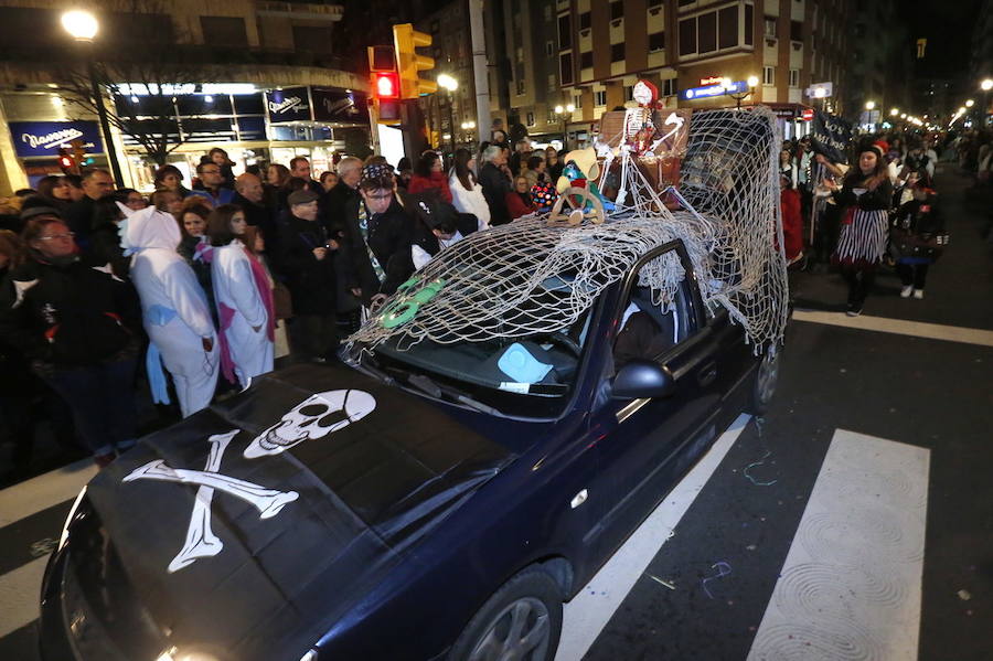 Las charangas hicieron las delicias de los cientos de gijoneses que desafiaron al frío para presenciar el principal desfile del Día de Carnaval