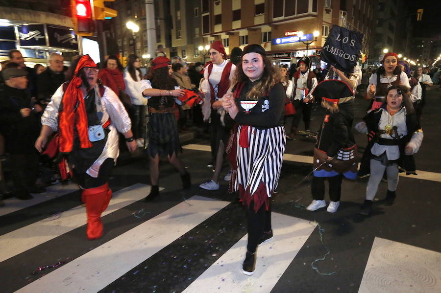 Las charangas hicieron las delicias de los cientos de gijoneses que desafiaron al frío para presenciar el principal desfile del Día de Carnaval