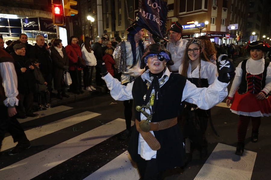 Las charangas hicieron las delicias de los cientos de gijoneses que desafiaron al frío para presenciar el principal desfile del Día de Carnaval